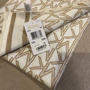 EXCELLENT BUY.  Beautiful Michael Kors scarf!